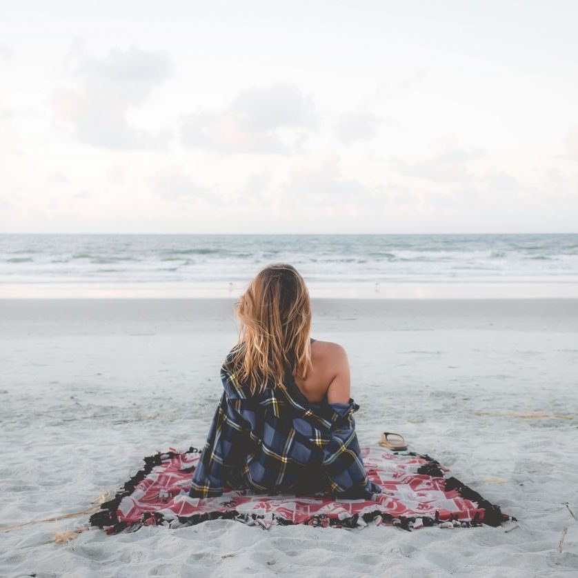 Frau am Strand © Cody Black, www.unsplash.com