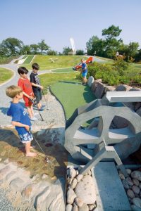 Kinder beim Mini-Golf