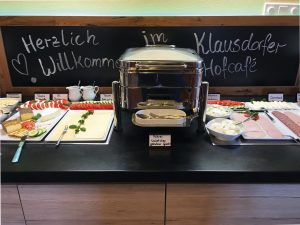 Aufschnitt, Kaffee und Tee satt - Jeden Morgen von Dienstag bis Sonntag steht im Hofcafé ein üppiges Frühstücksbuffet bereit
