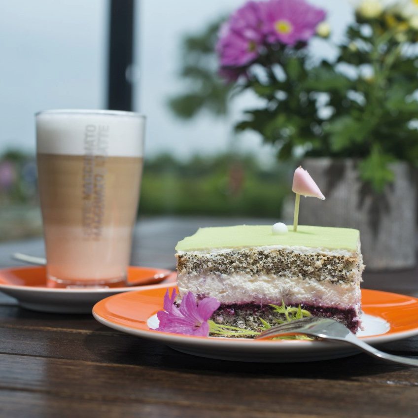 Kaffee und Kuchen mit Blumenhintergrund