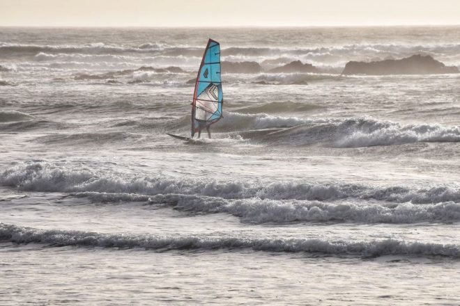 Windsurfer in den Wellen